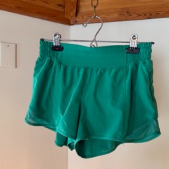 lululemon - Size 6 - Hotty Hot Low-Rise Lined Short 2.5" - Picture 3 of 5